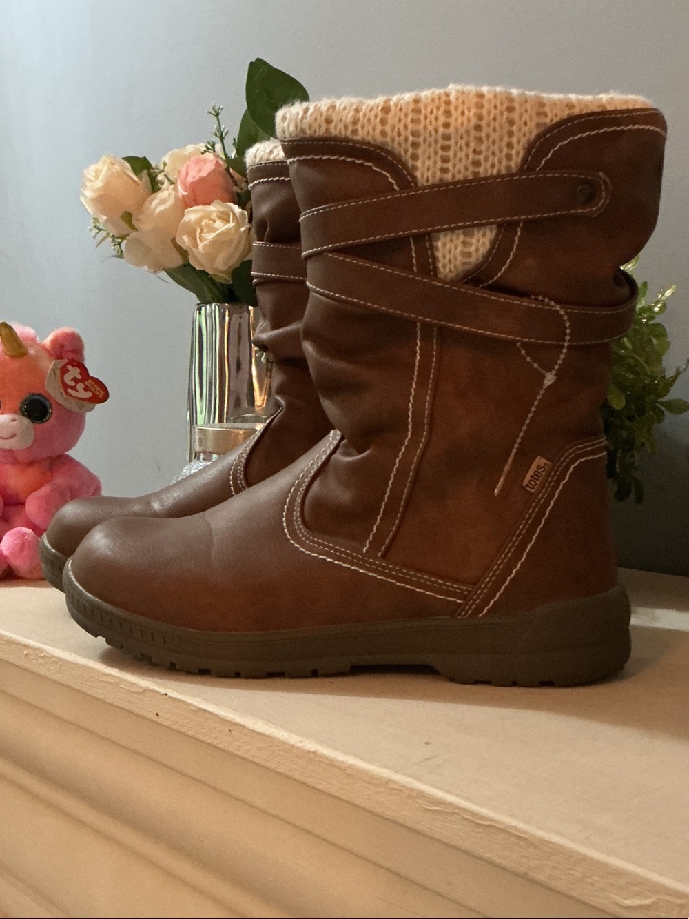 Totes brand Brown Winter Boots with Cream Knit Cuff